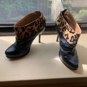548 SAKS FIFTH AVE BOOTIES 36 ANIMAL PRINT/BLK LEA